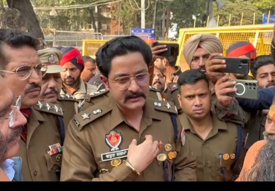 काली माता मंदिर में सिंहासन की ओर भाग रहे एक व्यक्ति को पकड़कर पुलिस के हवाले कर दिया गया